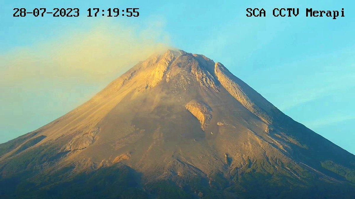 janurmerapi's tweet photo. Merapi Jumat sore, 28 Juli 2023 https://t.co/YLO5Wfwv86