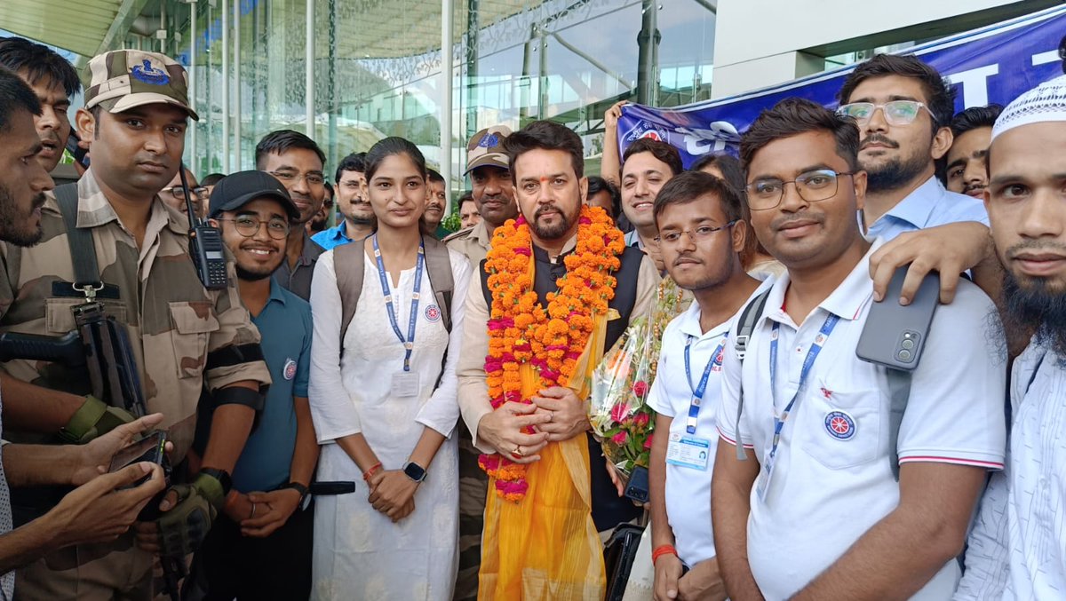 NSSFOETLUCKNOW's tweet photo. Dr. Shailendra Sir @shailendra10eed welcomed Anurag Thakur Sir @ianuragthakur and team on behalf  of NSS University of Lucknow @NSSLkouniv @lkouniv 
@NSSFOETLUCKNOW @foetlkouniv @dswlkouniv @profalokkumar https://t.co/Yli3afPB3V