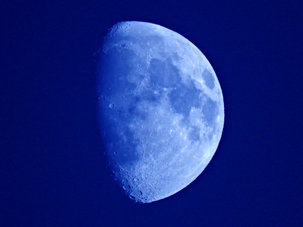 Mightychub's tweet image. Last night's waxing gibbous #moon over #Belper @VirtualAstro #moongazing