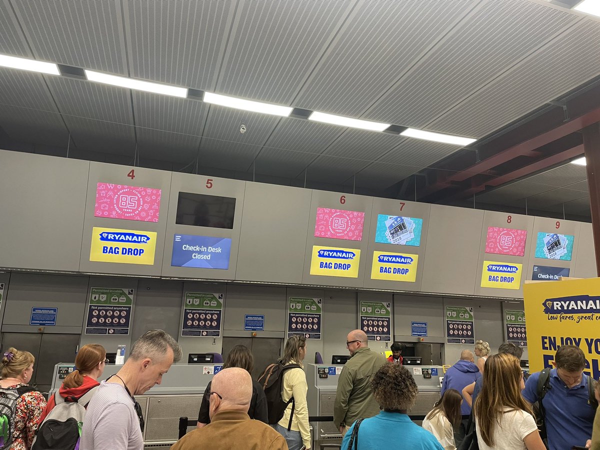 longollie's tweet photo. @Ryanair only one desk open at Luton airport #why #whereareyourstaff #ryainair https://t.co/Sx0UwgMH2J