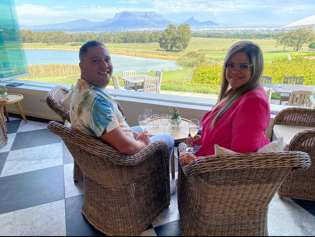 Enjoy the most magnificent view of Table Mountain and the city below when you visit our Tasting Room 🍷 And we are just a 20 minute drive from the Cape Town CBD! 🚗 To view our offering, visit degrendel.co.za. 📷: nicole_klein_ on Instagram