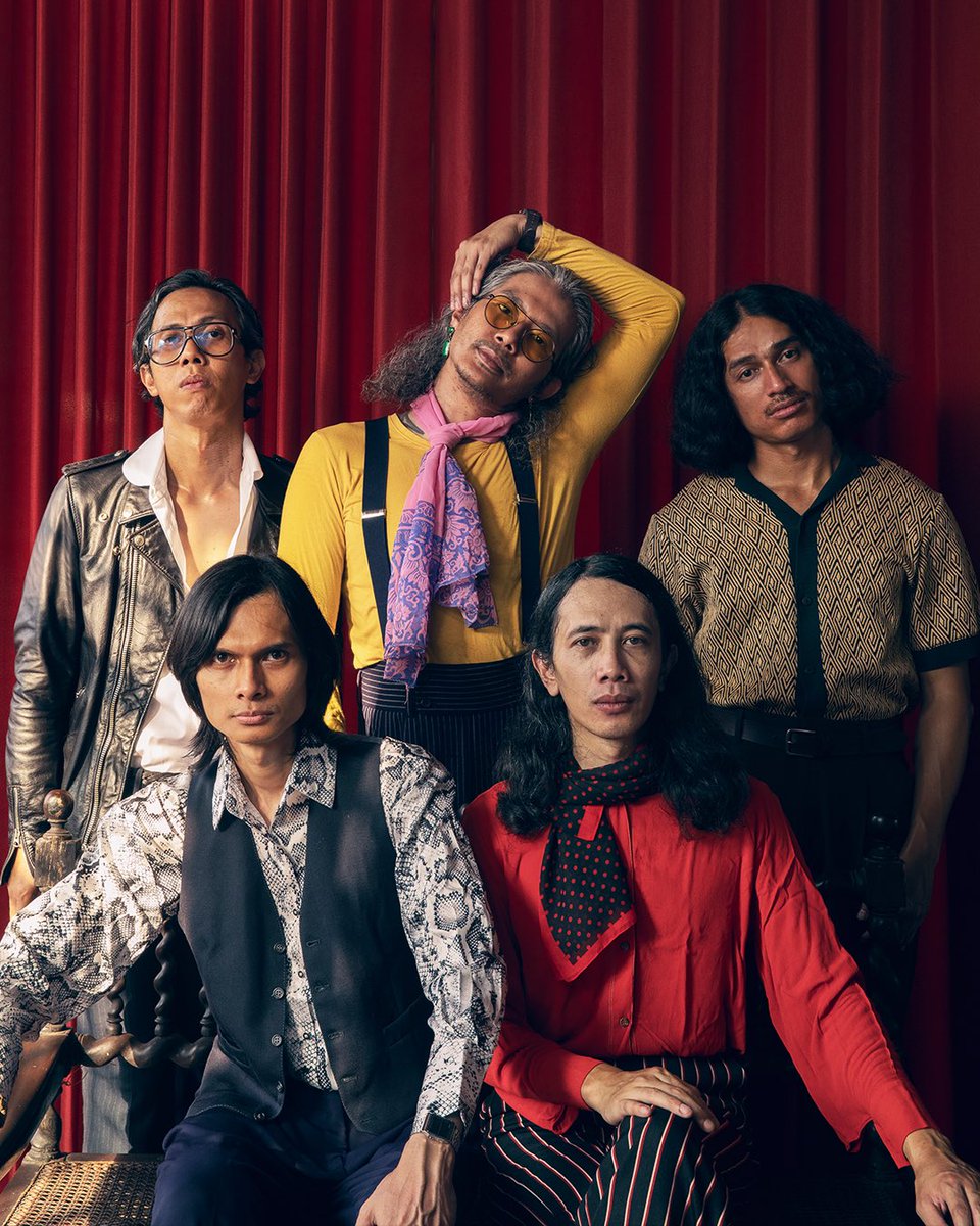 Formasi baru dari The SIGIT

Setelah melewati proses yang cukup panjang dan perjalanan dengan beragam cerita, hari ini kami umumkan dengan resmi bahwa The SIGIT sudah merombak personil dengan formasi:

Donar Armando, Farri Icksan, Rekti Yoewono, Absar Lebeh, dan Aghan Sudrajat.