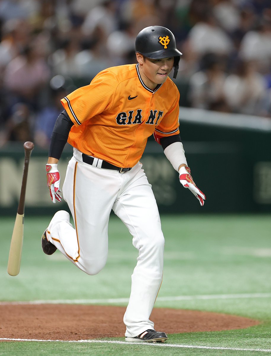 sanspo_giants's tweet photo. 【🔥#熱闘撮って出し🔥】　
いきなり3打席連続安打と打ちまくっている #坂本勇人 選手。走り出す表情も生き生き（撮影・中井誠）

#巨人 #giants #ジャイアンツ #サンスポ https://t.co/nScMZ1LaZU
