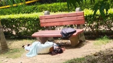 ZakirAliTyagi's tweet photo. दिल्ली के अरबिंदो कॉलेज के पास पार्क में इरफ़ान
ने छात्रा नर्गिस को बुलाया और उसके सिर में लोहे की रॉड मारकर हत्या कर दी,इरफ़ान उससे शादी करना चाहता था लेकिन नर्गिस के परिजन राज़ी नही थे,मालवीय नगर पुलिस ने इरफ़ान को गिरफ्तार किया,एक बेगुनाह मासूम की लाश पार्क में पड़ी है,उसके परिजन शादी नही करना चाहते थे तो दरिंदे ने लड़की को ही मौत के घाट उतार दिया!