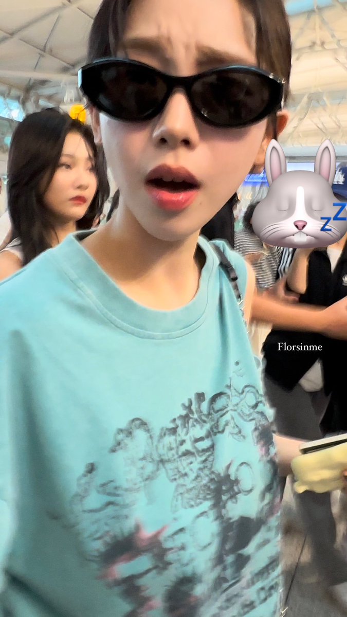 florsinme's tweet photo. 230728 ICN 카리나 출국
편지랑 짱구 같이 줬는데 지민이가
짱구 떨어트려서 미앙해ㅜㅜ 하면서
울상고앵이됨🥹💞💞

#aespa #KARINA #エスパ #カリナ
#카리나 #유지민 #에스파 https://t.co/k1Edgr3eZz