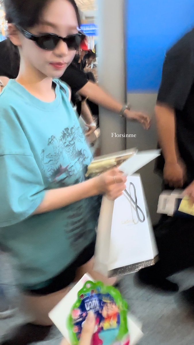 florsinme's tweet photo. 230728 ICN 카리나 출국
편지랑 짱구 같이 줬는데 지민이가
짱구 떨어트려서 미앙해ㅜㅜ 하면서
울상고앵이됨🥹💞💞

#aespa #KARINA #エスパ #カリナ
#카리나 #유지민 #에스파 https://t.co/k1Edgr3eZz