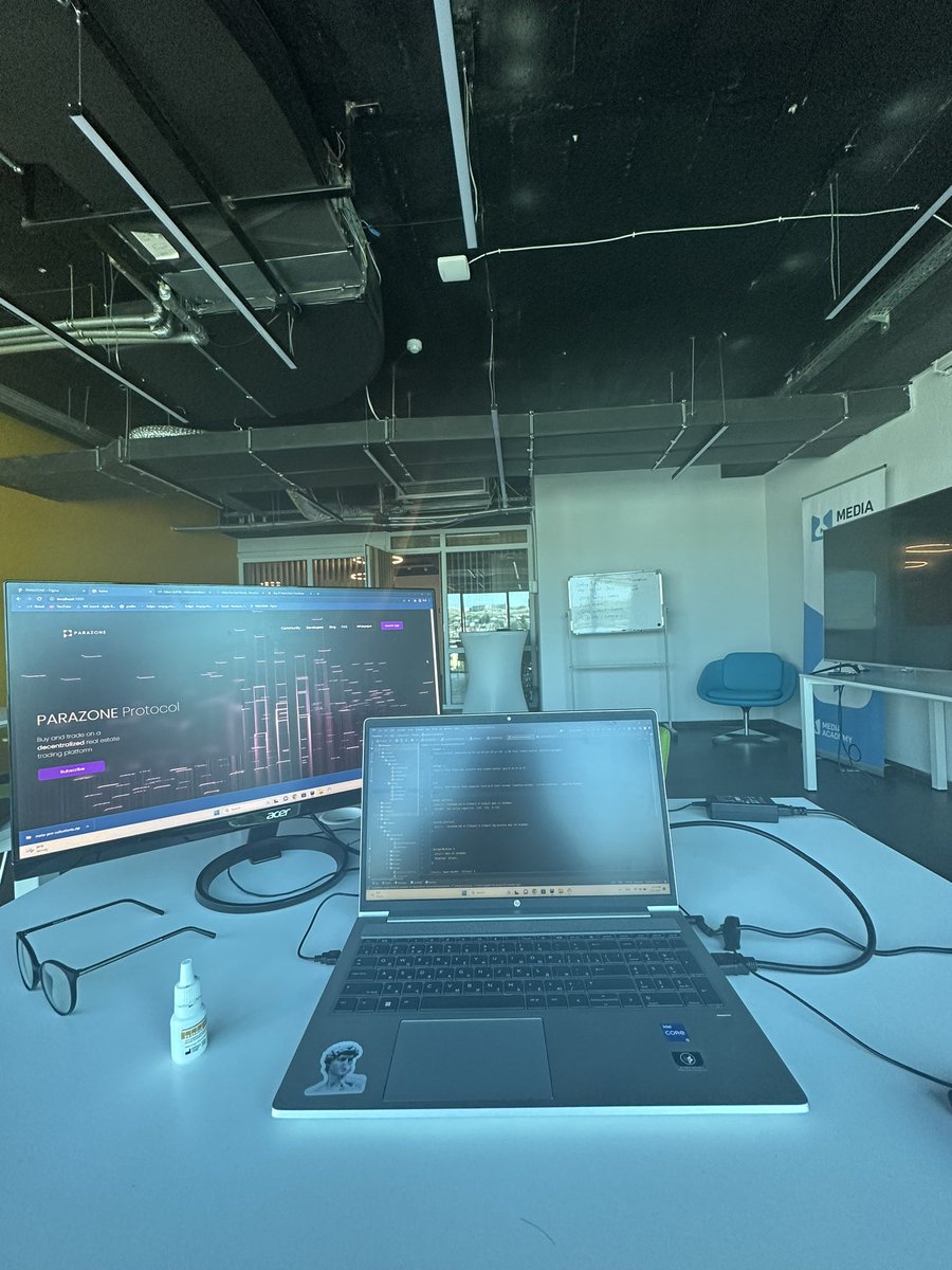 Good Afternoon from work 💻 
Have a nice day everyone ! ✨