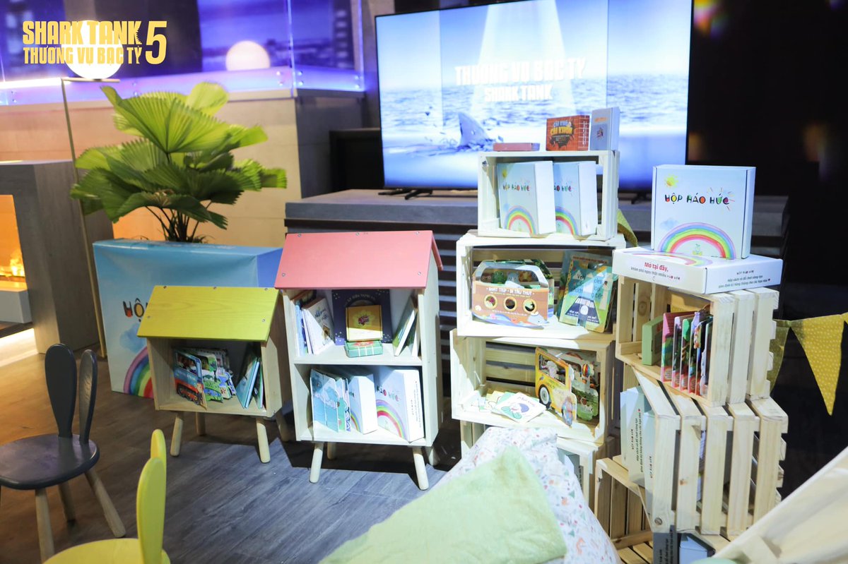 noithattreemdsd's tweet photo. CHÚC MỪNG “HỘP HÁO HỨC” đã có mặt tại SHARKTANK VIỆT NAM📷
DSDkids hân hạnh được đồng hành cùng Hộp Háo Hức trong SHARKTANK VIỆT NAM, phát sóng ngày 17/07/2022.
DSDkids rất vui vì luôn được chị Trang tín nhiệm và mong muốn đồng hành trên mọi chặng đường. https://t.co/hakzPmkYq4
