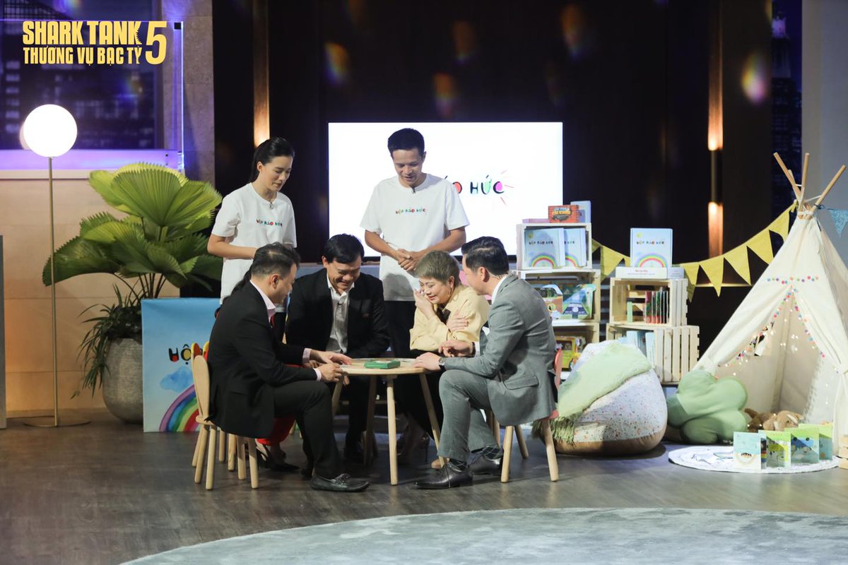 noithattreemdsd's tweet photo. CHÚC MỪNG “HỘP HÁO HỨC” đã có mặt tại SHARKTANK VIỆT NAM📷
DSDkids hân hạnh được đồng hành cùng Hộp Háo Hức trong SHARKTANK VIỆT NAM, phát sóng ngày 17/07/2022.
DSDkids rất vui vì luôn được chị Trang tín nhiệm và mong muốn đồng hành trên mọi chặng đường. https://t.co/hakzPmkYq4