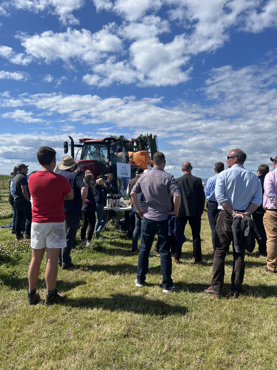 monitorfarms's tweet image. Sunshine all round for the summer meeting at Castleton in July! 🌱

Chat about this years crops with @DavidAglen and Stuart McNicol, funding opportunities with @AlexClarkPirie and a demo from @dronesforag 

Finished off with sausage rolls and good chat at DRIFT.