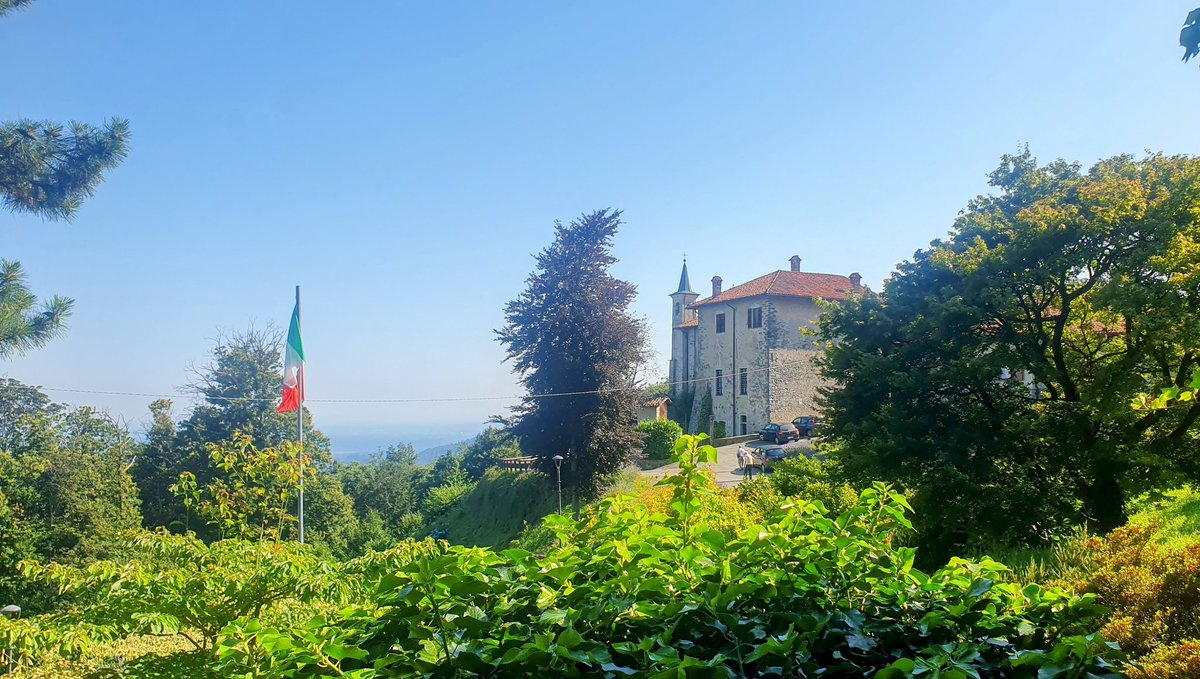 piemonte_italia's tweet photo. Il santuario della #MadonnadellaBrughiera a #Trivero, sulle alture del #Biellese, presenta due antiche chiese in un prato che domina la pianura piemontese e lombarda. #scenariomontagna #piemontedavivere https://t.co/n34hQapeEl