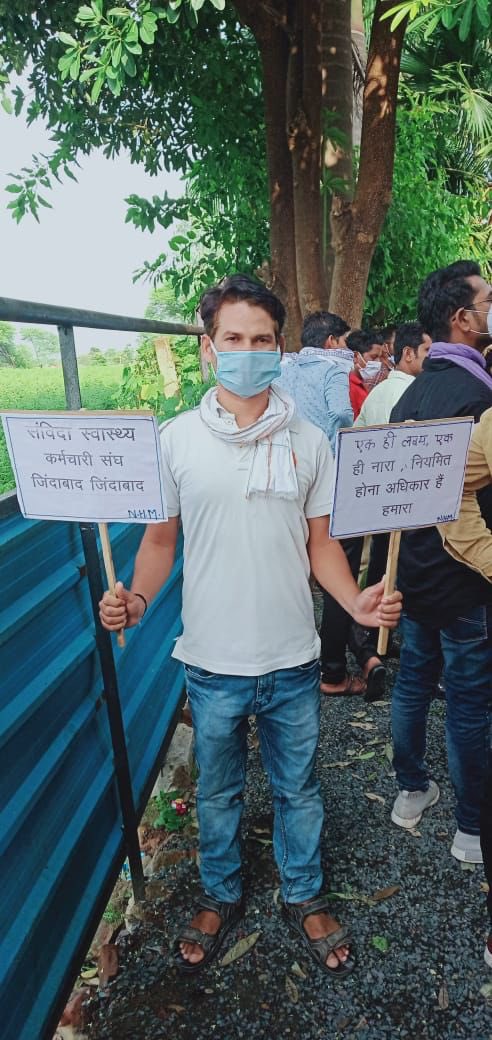 shyammohandubey's tweet photo. संवीदा कर्मचारी श्री मोतीलाल कौशिक सामुदायिक स्वास्थ्य केंद्र पंडरिया का आकस्मिक निधन आज हो गया है,इनकी पत्नी का देहांत 6 माह  पहले हो गया था उनका एक छोटा सा बच्चा है और सिर्फ उनके बूढ़े मां बाप, वह आज इस दुनिया से संविदा के रूप में ही चले गए। ॐशॉती 🙏🏻@bhupeshbaghel @TS_SinghDeo https://t.co/3wwDh1Rp57