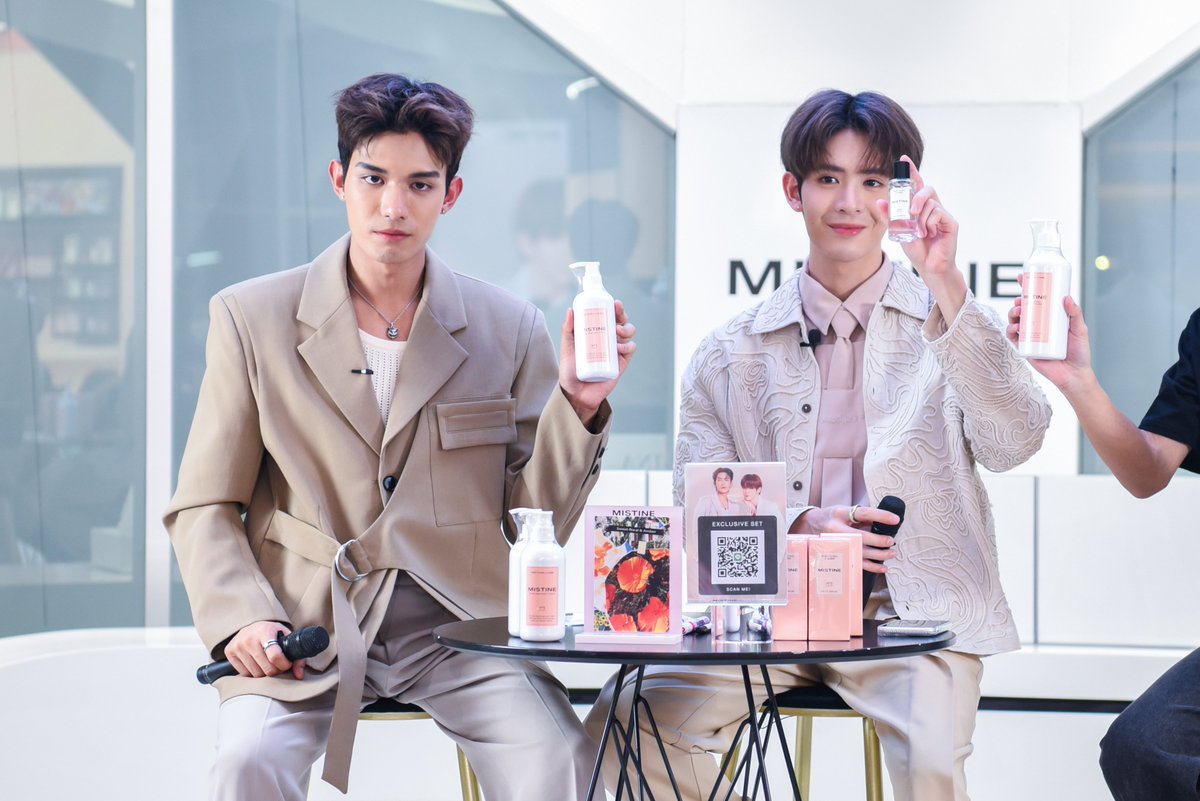 MISTINEOFFICIAL's tweet photo. #เน็ตเจมส์ผิวออร่าที่มิสทิน เมื่อวานสนุกมากๆเลยค่ะ แอดเอาภาพบรรยากาศมาให้ดูกัน ทางทีมงานต้องขอบคุณแฟนๆน้องๆเน็ตเจมส์มากๆเลยค่ะที่ให้การต้อนรับมิสทินดีมากๆ หากมีข้อผิดพลาดตรงไหนทีงามจะนำไปปรับปรุงอย่างแน่นอนค่ะ
#MISTINE #MISTINExNETJAMES #netjames #เน็ตเจมส์ #netsiraphop #JamesSu https://t.co/T4n4UOt45a