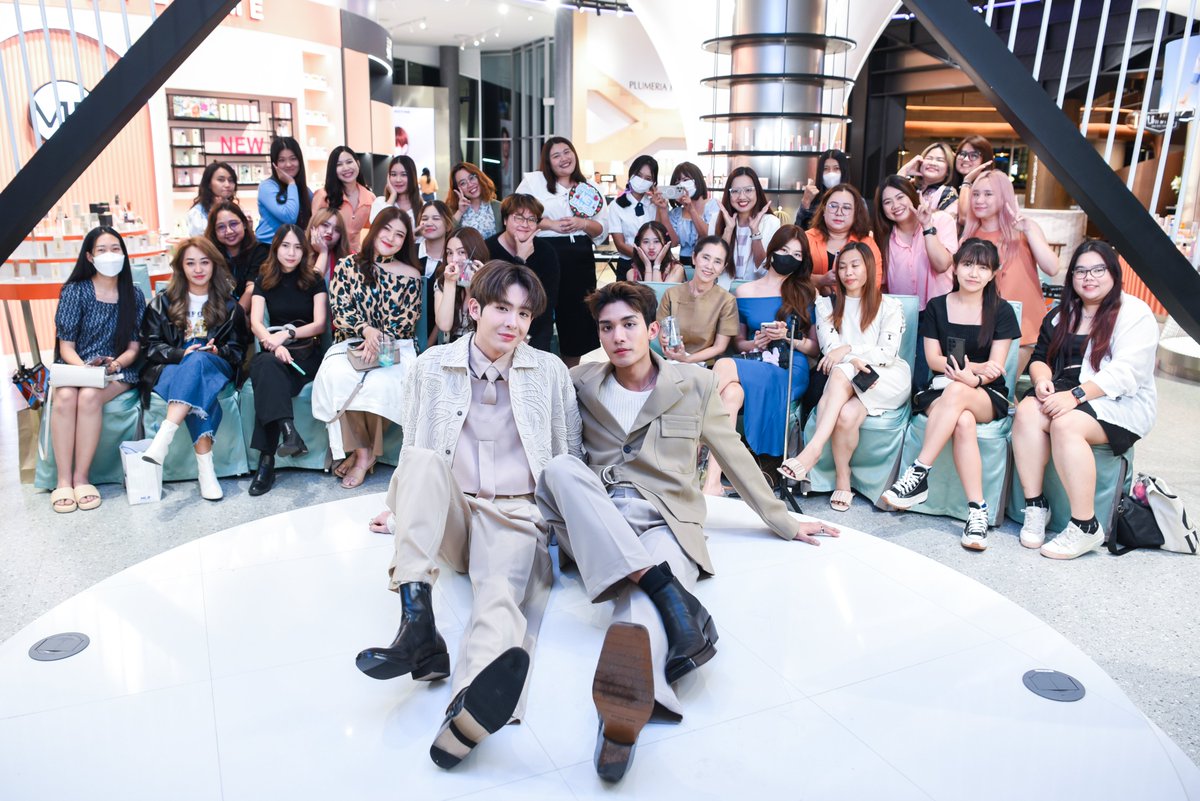 MISTINEOFFICIAL's tweet photo. #เน็ตเจมส์ผิวออร่าที่มิสทิน เมื่อวานสนุกมากๆเลยค่ะ แอดเอาภาพบรรยากาศมาให้ดูกัน ทางทีมงานต้องขอบคุณแฟนๆน้องๆเน็ตเจมส์มากๆเลยค่ะที่ให้การต้อนรับมิสทินดีมากๆ หากมีข้อผิดพลาดตรงไหนทีงามจะนำไปปรับปรุงอย่างแน่นอนค่ะ
#MISTINE #MISTINExNETJAMES #netjames #เน็ตเจมส์ #netsiraphop #JamesSu https://t.co/T4n4UOt45a