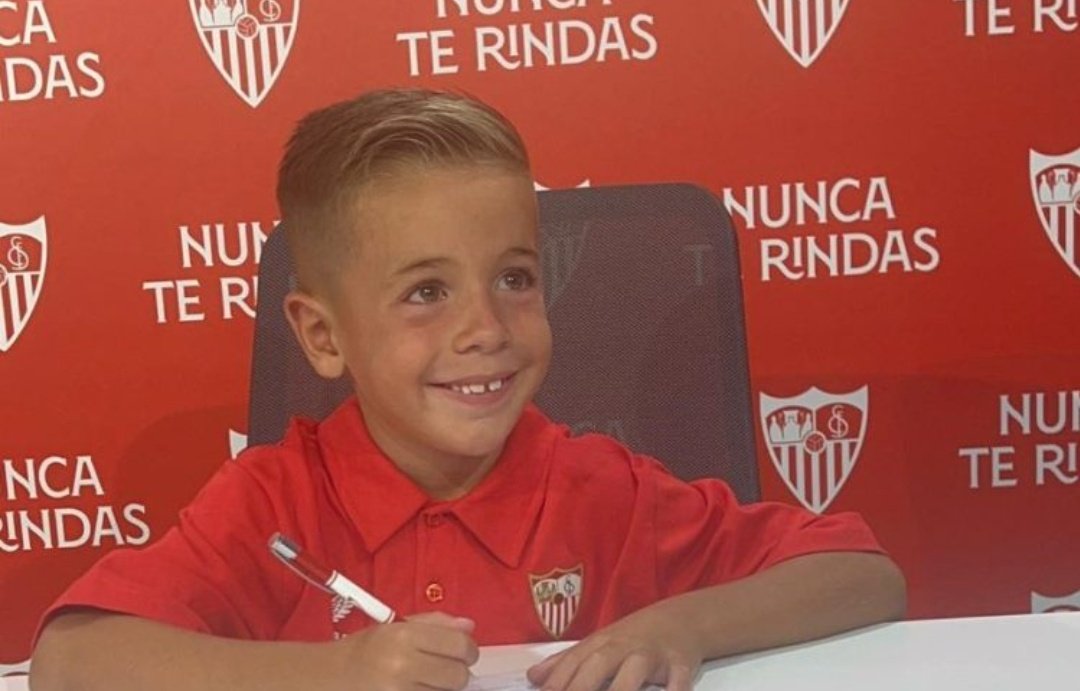 pplalinea_'s tweet photo. 👏🏻💙⚽ ¡Enhorabuena, Daniel! Eres #orgullolinense, ya apuntaba maneras en el Atlético Zabal Linense. #PorloqueNosUNE
https://t.co/1AweBvmvRP https://t.co/hnAwCrFxKb