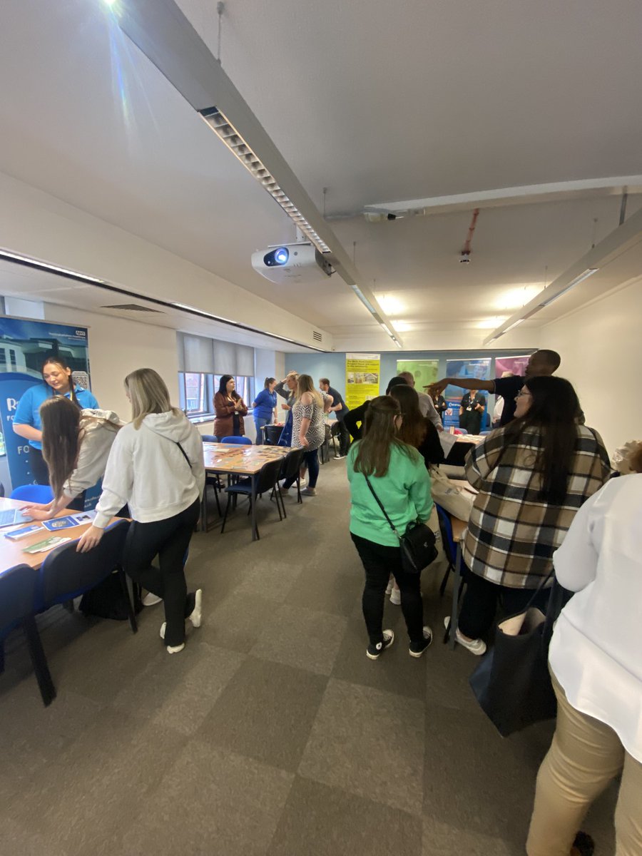 dmu_ldmhnursing's tweet photo. Lots of students with @NottsHealthcare talking about career and recruitment opportunities! @DMU_Nur_Mid @dmuhls @dmuleicester https://t.co/2j0xpxX5WE