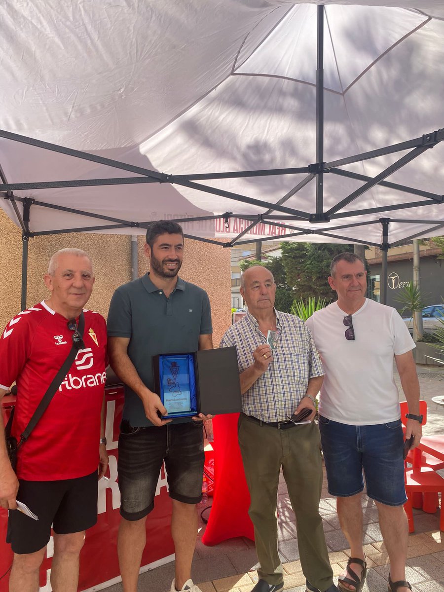 Primera <a href="/rfef/">RFEF</a> 
<a href="/realmurciacfsad/">Real Murcia CF</a> "On Tour" hace parada en <a href="/PtoLumbreras/">Puerto Lumbreras</a> .
🎶🤹🧣🎨 El club grana realiza actividades como venta de abonos, concursos, entretenimiento, música, merchan….
El ex jugador del club y concejal de Deportes <a href="/antoniolopez5/">Antonio lópez</a> acude a la cita