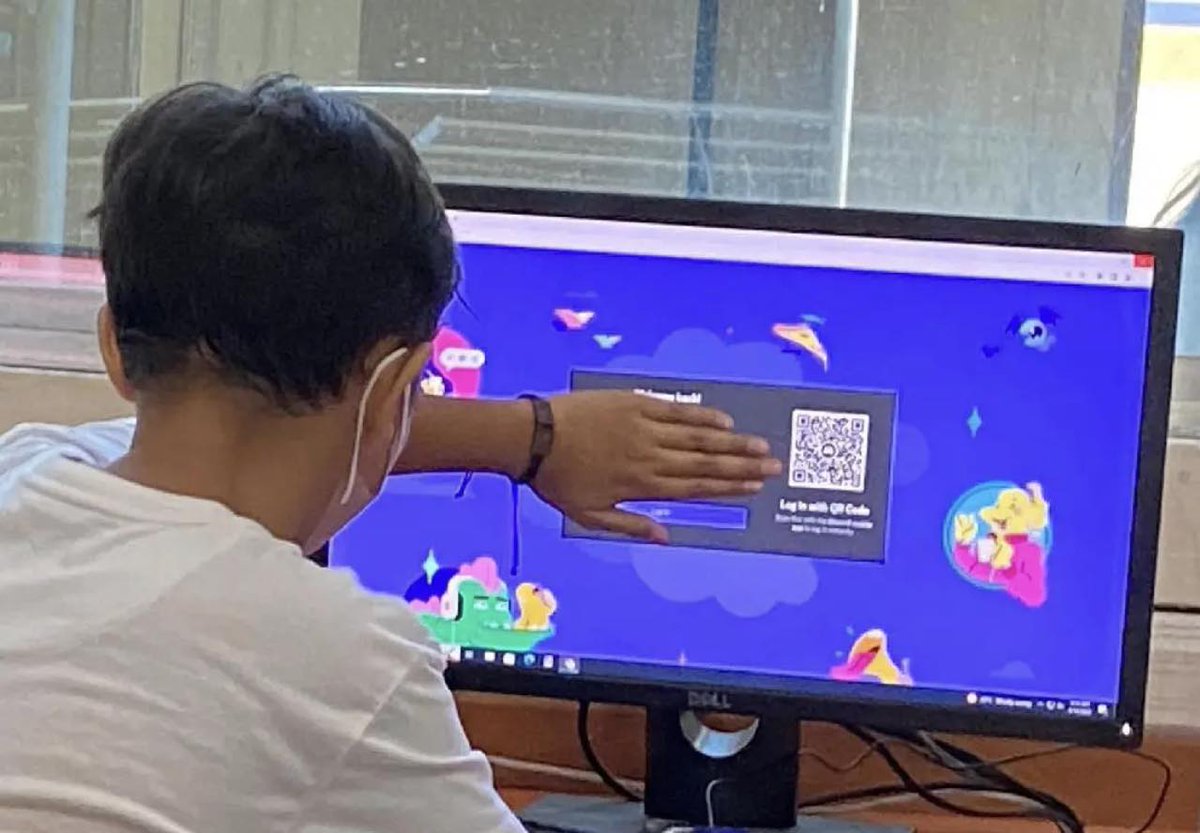 mintsenn's tweet photo. CAUGHT 4K WHAT IS BRO DOING IN SCHOOL 😨 https://t.co/czWBI7Nfrx