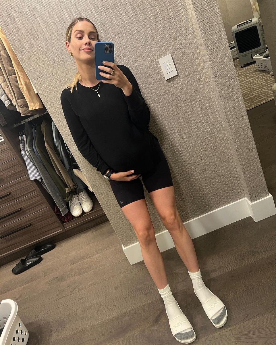 📷| #INSTAGRAM claireholt "I’ve cried more in the last week than I have in a year, I have the patience of a hungry 3 year old and I move like a dugong. I love having kids but I REALLY don’t love being pregnant. Don’t cancel me. Thanks."