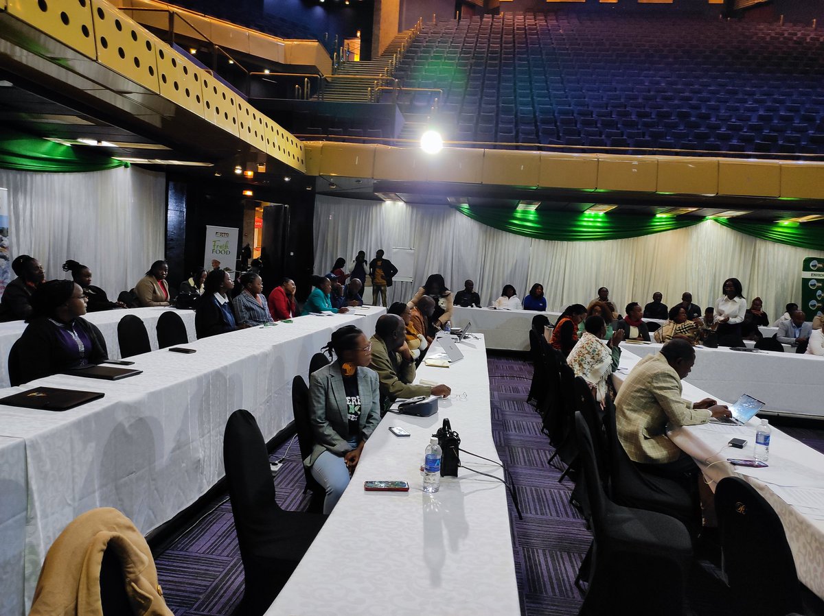 Zambuko_Luckson's tweet photo. Youth Academy Session 🌎 meaningful engagements ongoing at @GreenExpoSummit day 03 #youthspaces 
@Yvezimofficial
@act_zim
@METHI_Zimbabwe
@AyiccZim
@ElevateTrust 
@lizgulaz

#GreenExpoandSummit
#Youth4transformation
#ZimFoodsystemsHackathon
#AfricanFoodSystems https://t.co/0e31ai5IJ8