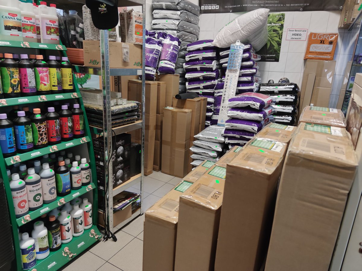 hanfstadel's tweet photo. Kleine feine #grow Abteilung im #hanfstafel in #Augsburg. Hier findest Du alles was du zum Aufziehen deiner #cannabis Pflanzen brauchst. #hanf #weedmob #cbg #cbn ##thc #HHCP #biobizz #atami #canna #clonex https://t.co/2CFNJPsa09