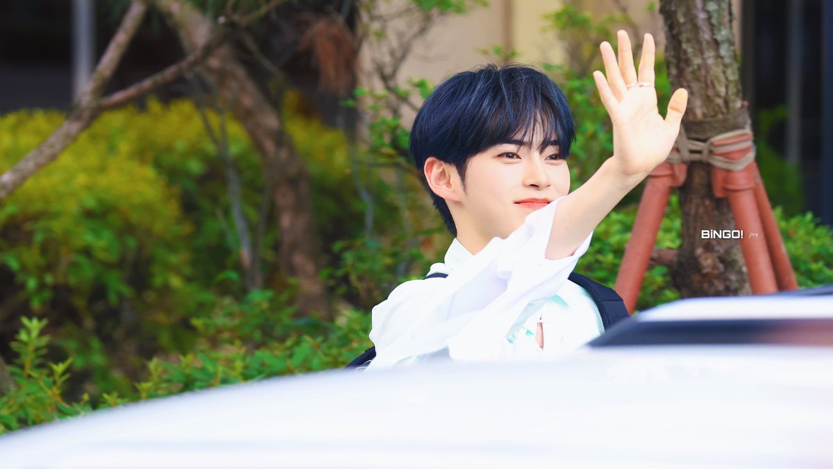 bingo_shb's tweet photo. 230728 뮤뱅 퇴근

💨

#성한빈 #SUNGHANBIN #ソンハンビン
#ZB1 #ZEROBASEONE #제로베이스원 https://t.co/J5Gkuptv7D