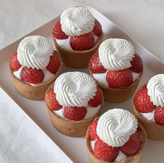 prettiestavenue's tweet photo. cute strawberry cupcakes https://t.co/4lpZoW6fzd