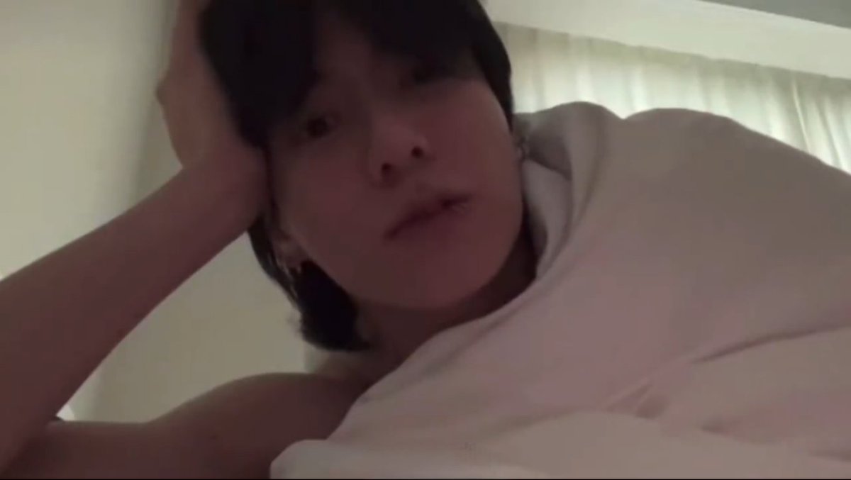 petite_etoile97's tweet photo. アミは友達とかいいながら全然セクシーアピールしてくる전정국に朝から思いっきり振り回される私たちどうすればいい https://t.co/YpOeM3GHHY