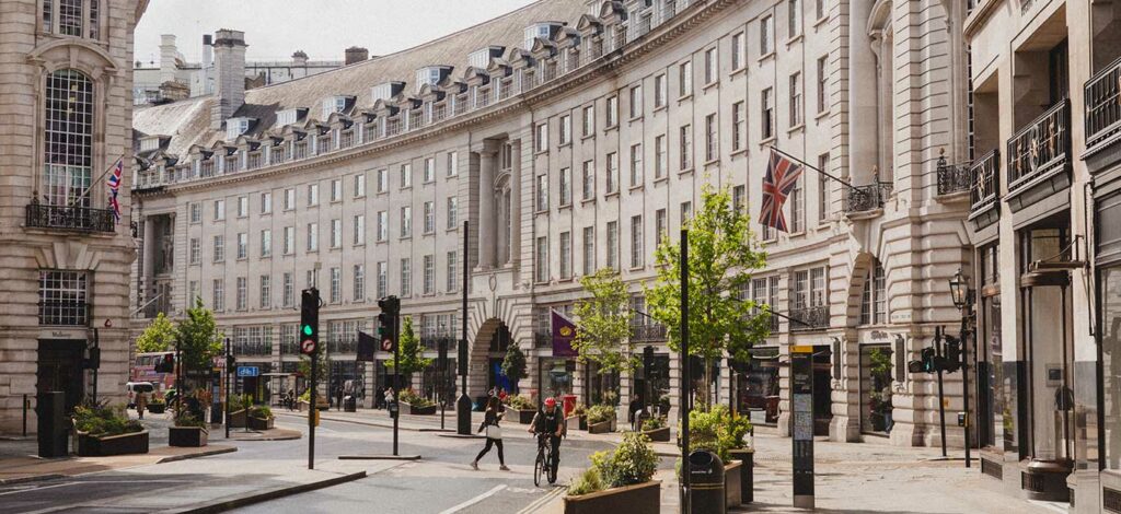 cppluxury's tweet photo. British retail sales fell in July at the fastest rate since April 2022

https://t.co/KfH5uEXqZ9 

#BritishRetail #British #retail #retailing #industry #stats https://t.co/aL82hrbxxt