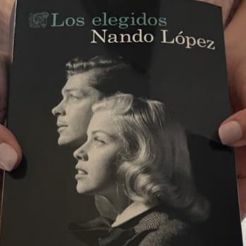 Englishteach10's tweet photo. Ayer terminé de leer Los Elegidos. ¡Qué historia! Me atrapó desde el principio, no es extraño en sus libros, y me ha dejado el corazón encogido.  Los personajes y sus vivencias te arañan y te acarician el alma al mismo tiempo. Gracias @Nando_Lopez_ por escribir tan bonito ❤️ https://t.co/dHeCdI0IPy