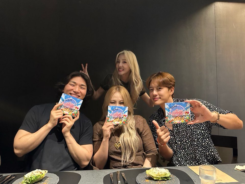 bigbangmvipfam's tweet photo. #Se7en IG posted pic with #DaeSung, #CL & #Dara
Caption Trans: #MyFriend #SandaraPark #FirstSoloAlbum #festival #Congratulations🎉 #itsDaebakDaeDaeDaeDaebak 👍 #stillfam❤️
Dara present them her latest EP💛This is the only favourite YG family for me💛
-
Source: se7enofficial@ig https://t.co/EgEy5aBUMY