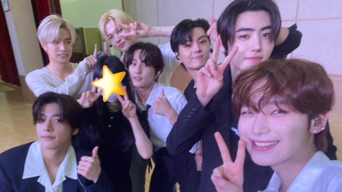 당사자 소녀에게 직접 받은 엔하이픈 셀카 공유합니다 !!!!!!! 🩷🩷 얘드라 마르코로호 팔찌도 양민수한 엔진소녀래요 좋은말만 부탁해애 ~~♡