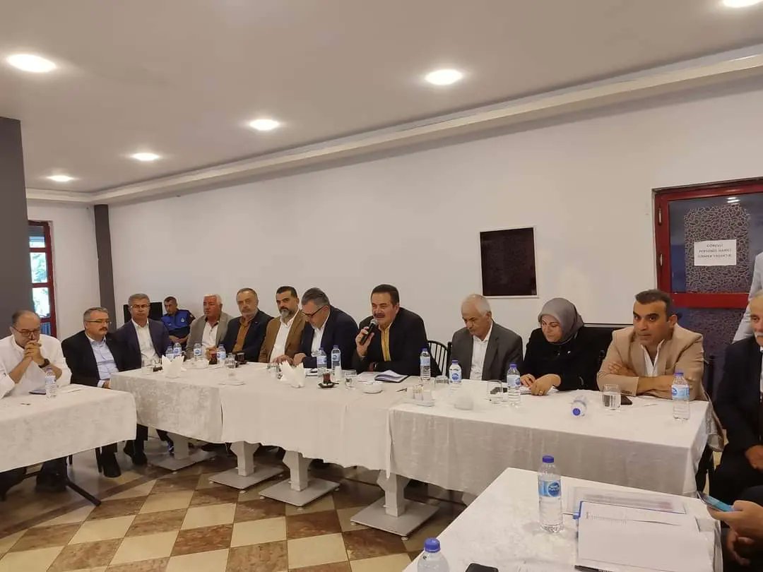 Hamamözü İlçemizde Muhtarlarımız, İl ve İlçemizin Kurum Yetkilileri ile bir araya geldik. Muhtarlarımızın taleplerini dinleyerek yapılacak çalışmaları kurum yetkililerimiz ile istişare ettik.