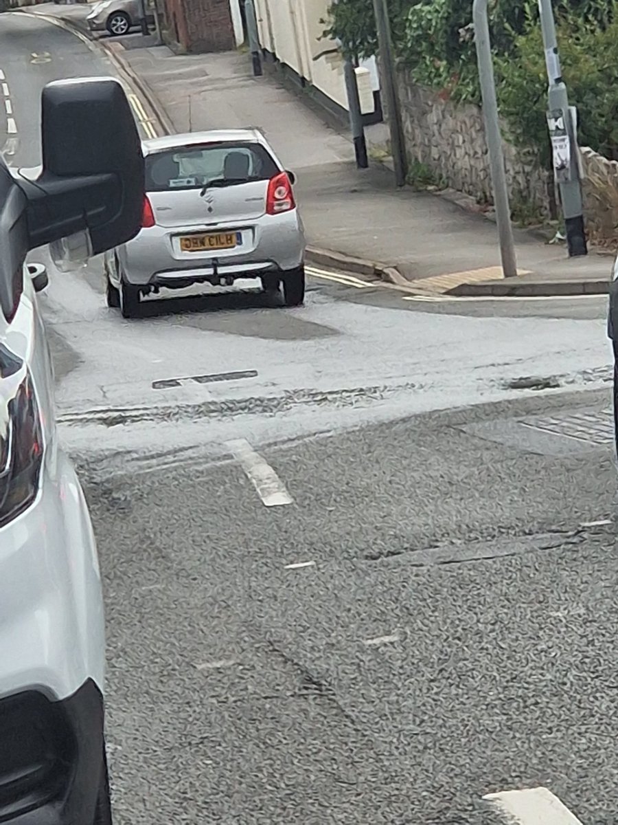S1monRoper's tweet photo. Good afternoon @wessexwater
You seem to have quite a bad leak in #Weymouth 
At the traffic lights where rodwell road meets rodwell avenue. https://t.co/N37igqSHui