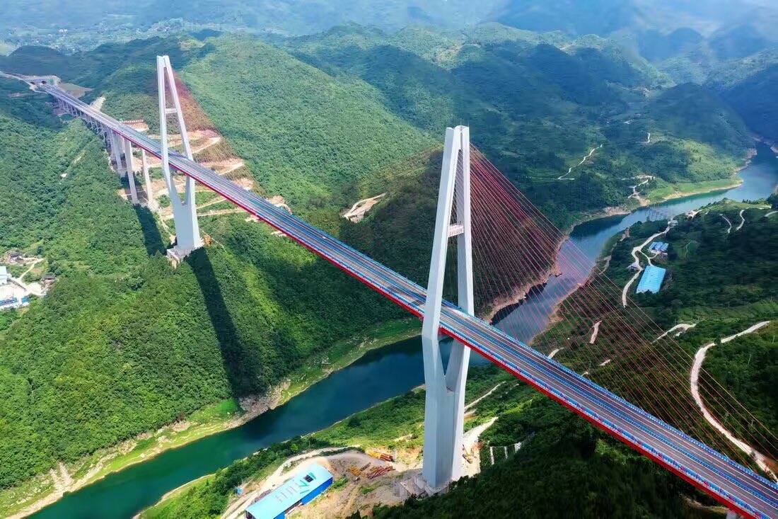 Kanthan2030's tweet photo. How many bridges would you guess there are in China?

It’s staggering 1 million! 😂

I can’t even wrap my statistical brain around it.

These bridges also rank #1 in numerous categories like tallest, longest, highest etc. 

Infrastructure is key to economic growth and prosperity. https://t.co/3rd0qLlnM5