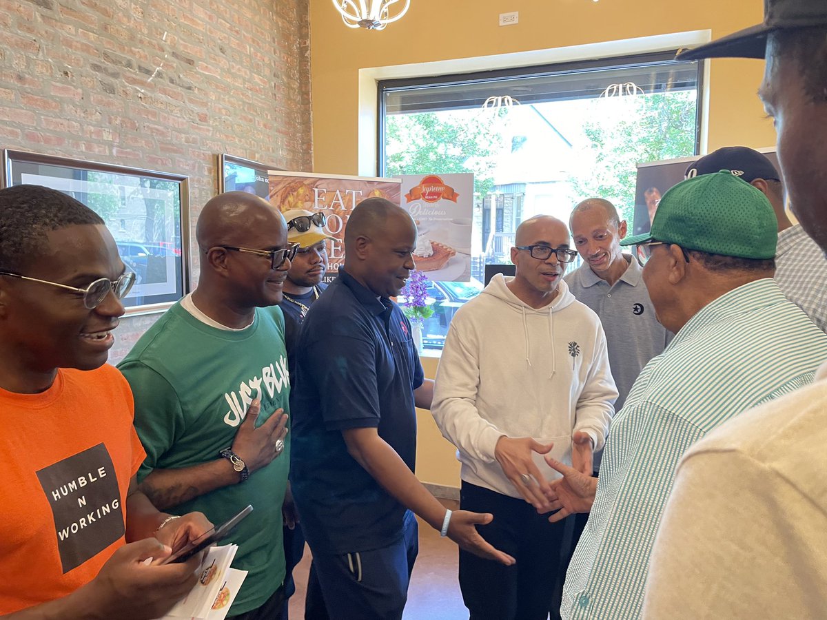 Our Champion!!!!!!!
The Hon.Min.@LouisFarrakhan  90 Years strong being introduced to the New Fruit  from  Muhammad Mosque 7 & Giving Us  Wisdom At Let’s Eat To Live Cafe In Chicago 
#Farrakhan 
#APIDTA
#VoiceOfGod