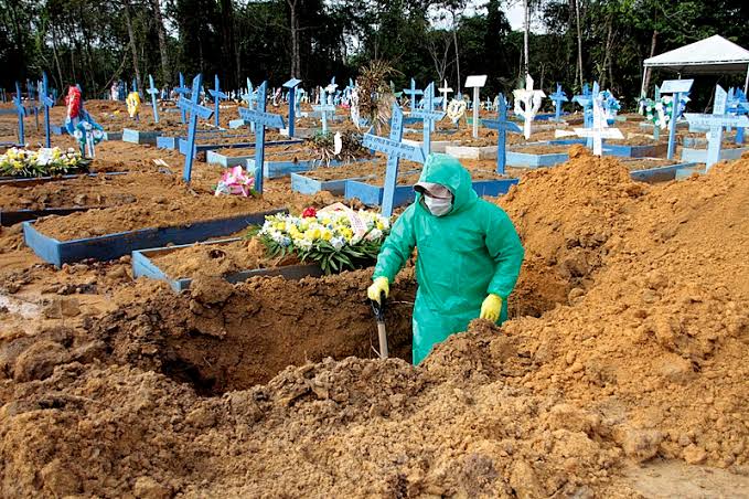 SergioAJBarrett's tweet photo. 🚨🚨🚨 Mas não é GRAVÍSSIMO?     
Sob Bolsonaro, a ABIN e o GSI esconderam mais de 1000 Relatórios com projeções, informações e alertas sobre número de casos e mortes na Pandemia.              
Quando ele vai para trás das grades pela TRAGÉDIA que causou no Brasil? https://t.co/DSR3KZ6EKx