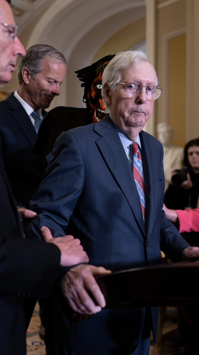 itsFlexeus's tweet photo. Mitch McConnell forgot to close the red door https://t.co/uBxJMVQ1zl
