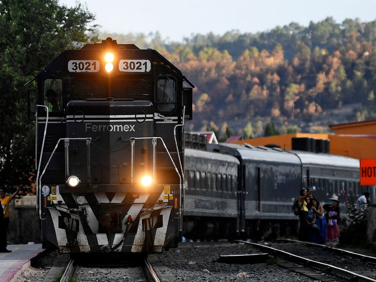 gulf_news's tweet photo. #Photos: #Mexico's #CopperCanyon train takes intrepid travelers on a spectacular journey
#ChepeExpress recognized by #NationalGeographic as one of the world's greatest rail trips
https://t.co/Md6jAuOfe3 https://t.co/erMVUvSc1o