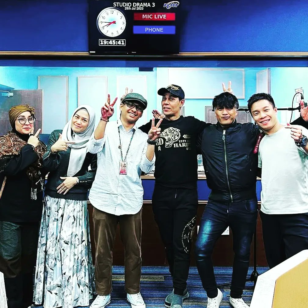 Lepas sesi riang ria dengan skrip @ctjasmina 'Lexa Nyata Hatinya' bersama penerbit <a href="/apiizridzuan/">🎭</a> untuk @selangorfm100.9 
Korang boleh layan Ahad ni okay!
#dramaradio #selangorfm