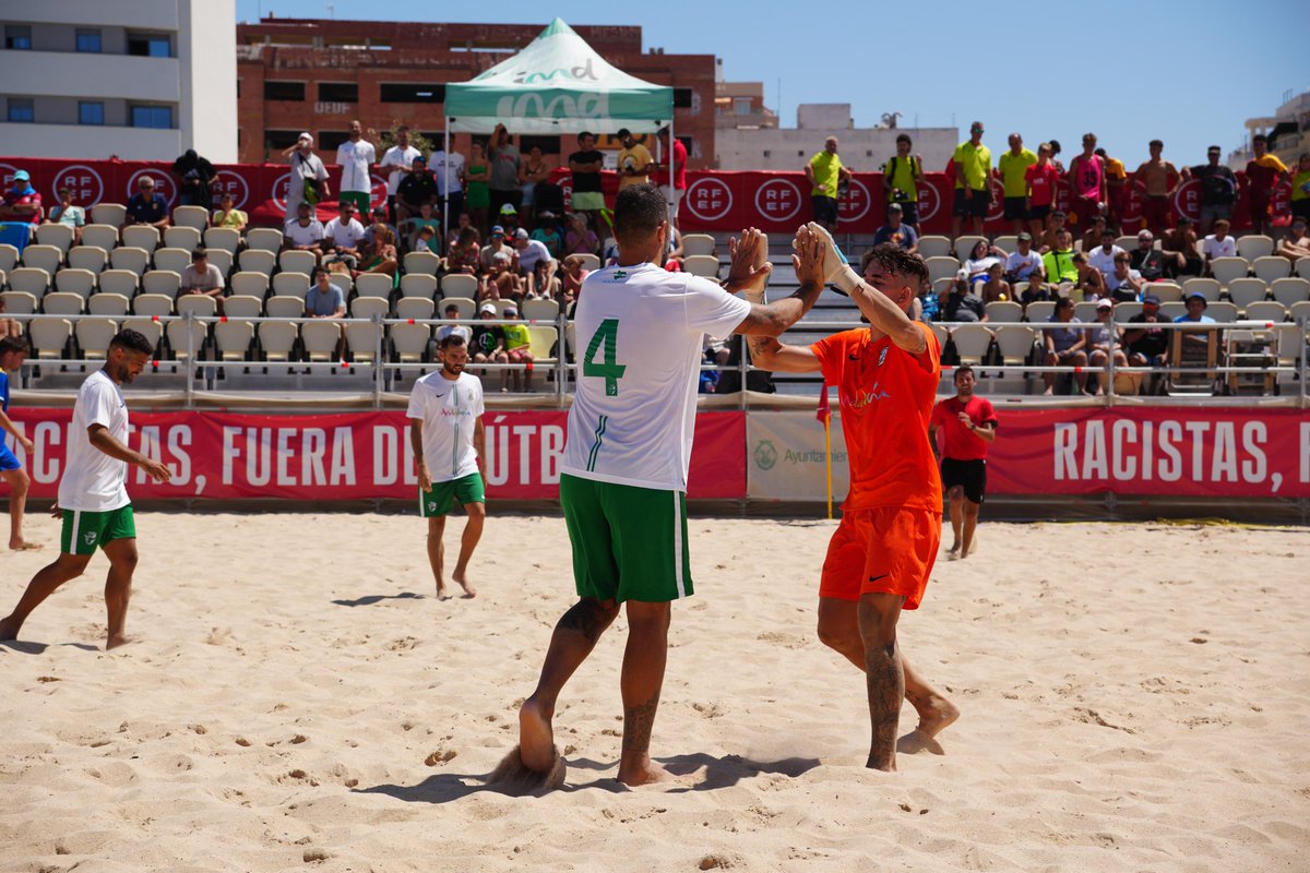 🏁🏖️ Fútbol Playa 

🏆 Final J1 Campeonato de España de Selecciones Autonómicas Absolutas <a href="/FutbolPlayaRFEF/">Fútbol Playa RFEF</a> 

⚔️<a href="/asturfutbol/">Real Federación de Fútbol Principado de Asturias</a> 3-13 #AndaluzaSeniorFP

👏🏻 Andalucía golea a Asturias finalizando la primera jornada con pleno de victorias andaluzas

⚽ Juanma, Brian X3, Álvaro X2,