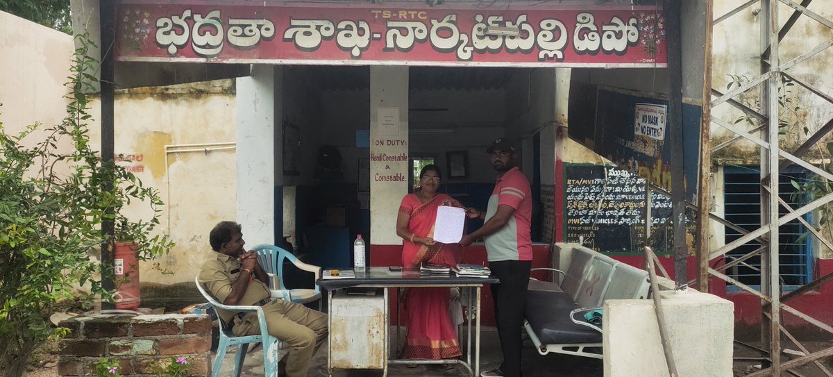 MadhuMothkur's tweet photo. @tsrtcmdoffice @HiHyderabad @way2_news @V6News @NtvTeluguLive @IPRTelangana @PROTSRTC @RmRangareddyReg నమస్కారం🙏 @tsrtcmdoffice సార్
కండక్టర్ సీట్ లో కూర్చున్నందుకు, నార్కట్ పల్లి బస్ డిపోకి చెందిన #కండక్టర్_అశోక్  నాతో దురుసుగా ప్రవర్తించి బూతు మాటలు తిట్టడమే కాక నా తల్లి అవమానించాడు, 
దయచేసి న్యాయం చేయండి@tsrtcmdoffice సార్🙏🙏🙏 https://t.co/YizoJdW2IT