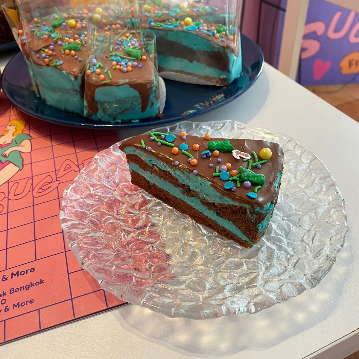 คนอื่นเค้าเลิกขายช็อคมิ้นต์กันแต่ฉันยังขายจย้าา

🍾 Chocolate mint cake  เนื้อเค้กเป็นช็อคโกแลตนุ่มๆ ครีมชีสมิ้นต์และมีดาร์คช็อคโกแลตค่ะ ช็อคมิ้นต์อร่อยจริง โปรดอย่าแบนด์ช็อคมิ้นต์ นี่พัฒนาสูตรเค้กรสนี้จนดีงามแล้ว ลองมาชิมกันนะคะ