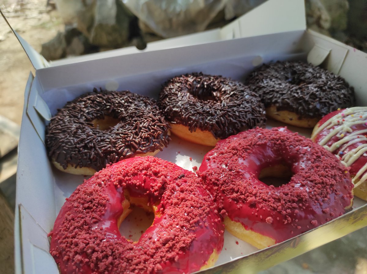 senok_sk's tweet photo. Dari sekedar hobi menjadi sejauh ini,Alhamdulillah ♥️😊🍩🍰
Semoga semakin berkembang usahanya bukan badannya.🤣🤭 https://t.co/bUwO8WqQXr
