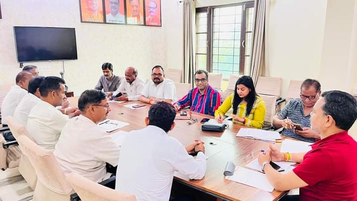 bjpsmbudaun's tweet photo. भाजपा जिला कार्यालय पर 30 जुलाई को होने वाली मोदी जी के #ManKiBaat के निमित्त जिला मॉनिटरिंग टीम के साथ योजना बैठक...
#BJP4UP
#ManKiBaat
#BhupendraSinghChaudhary
#Dharampalsingh
#DurvijaySinghShakya
#RajeevKkumarGupta
#bjpbadaun https://t.co/VNKHBsPrIC