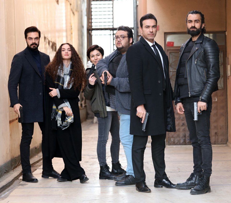 KaramelYapim's tweet photo. Ekip bu akşam ki aksiyona hazır 😎 #Emanet yeni bölümü sakın kaçırmayın 💞

@emanetkanal7 https://t.co/dsQDOZvisv