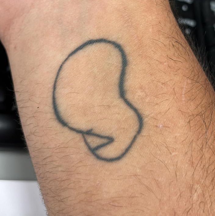 Hoy nos ha escrito un cliente al estudio para preguntarnos si podíamos arreglar un tatuaje que se había hecho en otro sitio. Le he enseñado la foto a mi jefe para preguntarle y me ha dicho ¿qué es eso? A lo que le he contestado: ¿no reconoces la dignidad cuando la ves?