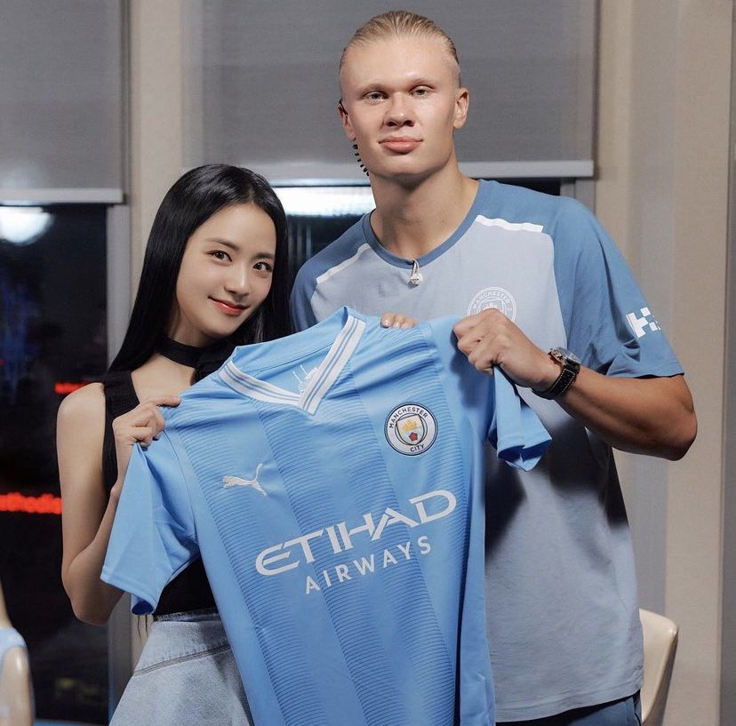 JISOO of BLACKPINK and soccer player Erling Haaland together in new photo.