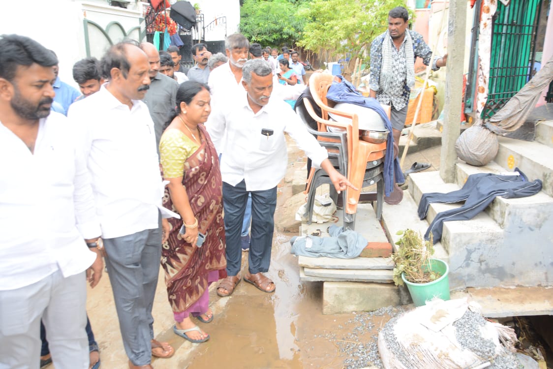 BvkSuda's tweet photo. Due 2 heavy Rains in KMC Div 47 some areas has been flooded with floods Sanitation works have been undertaken through @MC_Khammam @BvkSuda #KmmMayor inspected water areas Talk2 authorities about necessary helpful measures for them @KhammamCp @Collector_KMM @KTRBRS @puvvada_ajay https://t.co/5MRkx3aOJn
