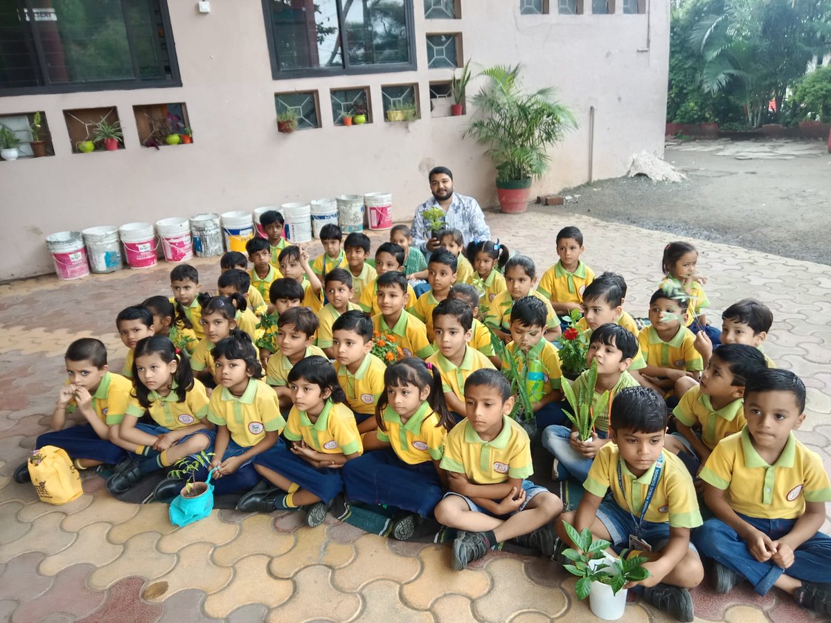 KasareDhee90321's tweet photo. @indore #embed Today National Tree Day was celebrated with school children and plantation was done.
#embed2endmalaria 
@nvbdcpmohfw 
@HimanshuJayswar @Daulat780Patel @FamilyhealthIn @sksomya 
@rajesh_amh @avdeshsingh 
@saurabhs4oct https://t.co/JlZlSAtH7u